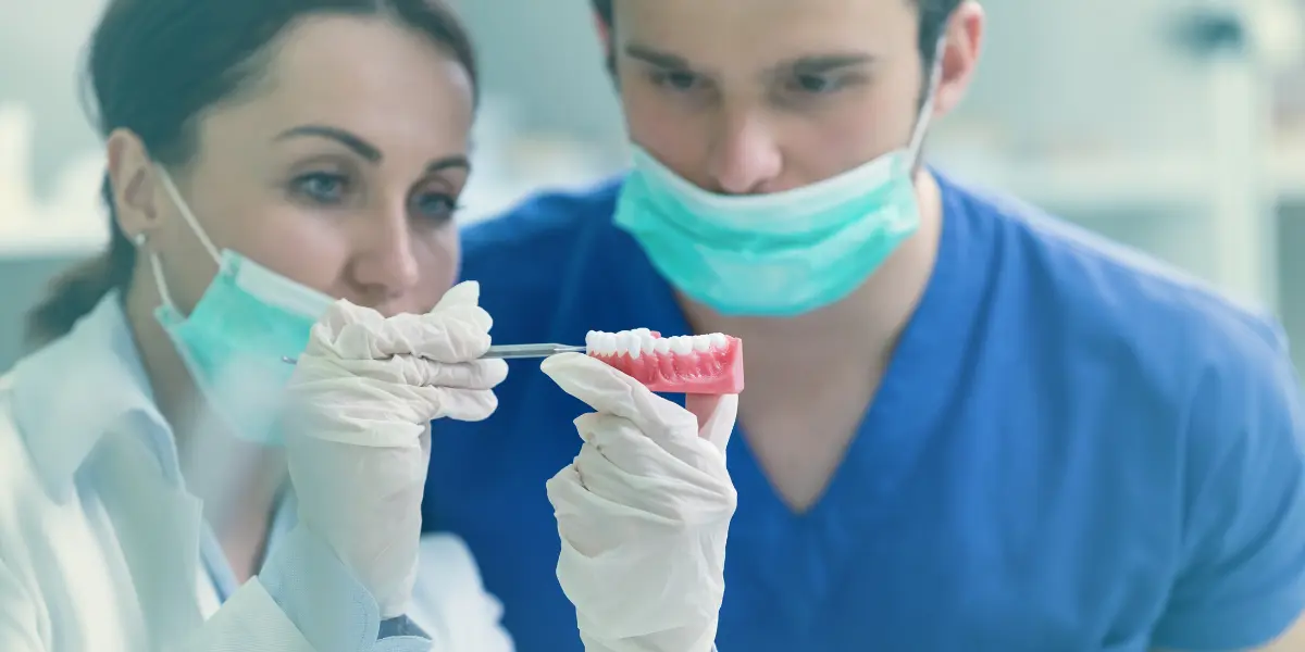 Qual a diferença entre prótese e dentadura?