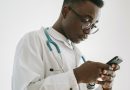 Um médico usa um telefone para participar de um webinar sobre saúde