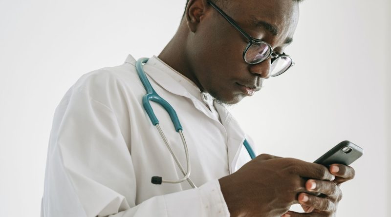 Um médico usa um telefone para participar de um webinar sobre saúde